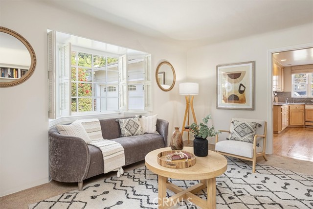 Detail Gallery Image 9 of 38 For 6476 San Marco Cir, Los Angeles,  CA 90068 - 2 Beds | 3/1 Baths
