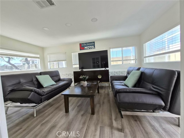 Detail Gallery Image 10 of 21 For 14201 Wiltshire, Westminster,  CA 92683 - 4 Beds | 2 Baths