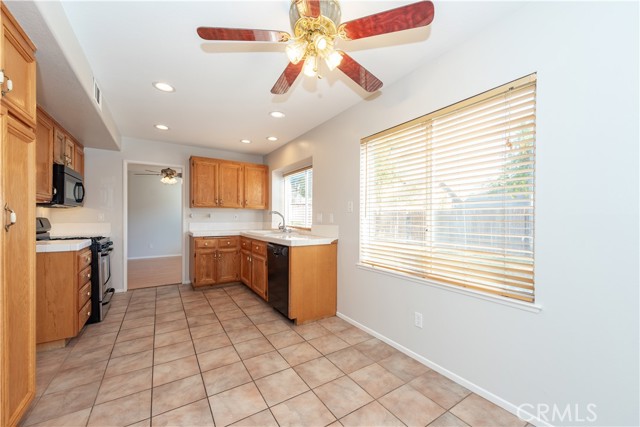 Detail Gallery Image 17 of 33 For 360 Avenue 9, Lake Elsinore,  CA 92530 - 4 Beds | 2/1 Baths