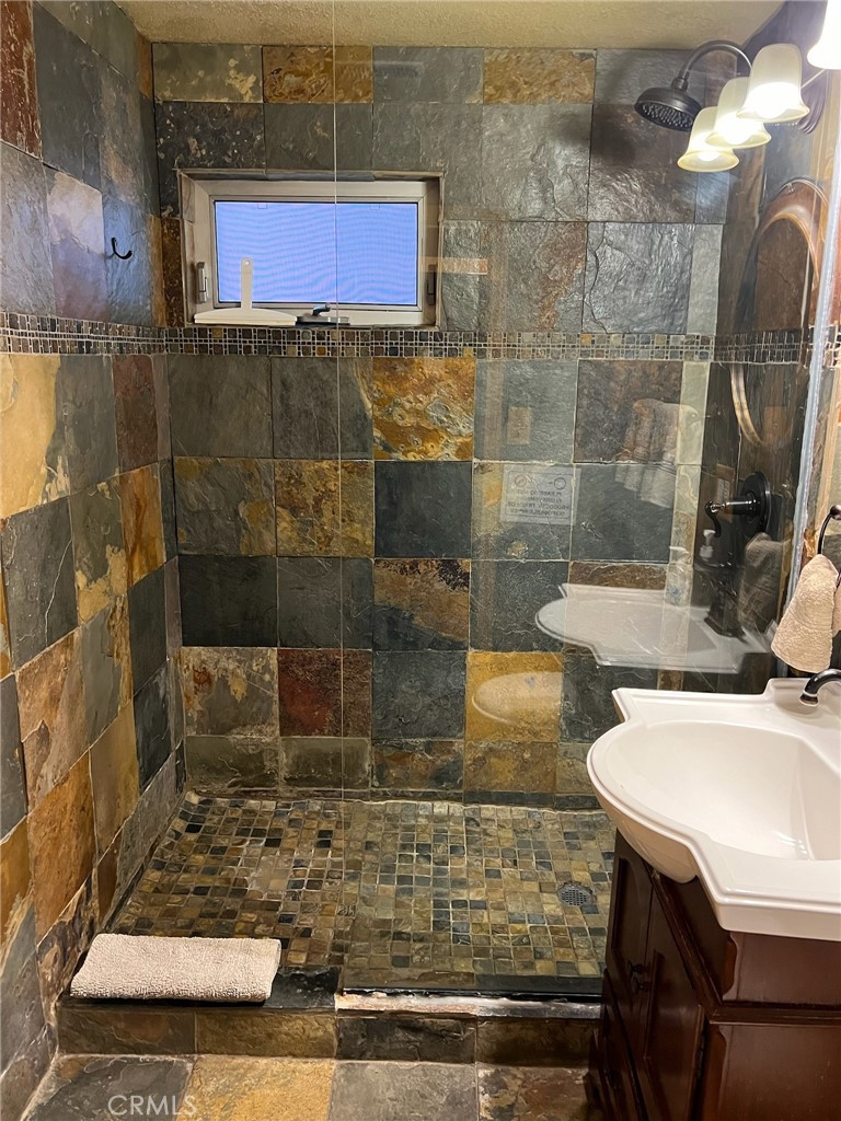 https://media.crmls.org/medias/1fd93f28-da12-4882-8659-0ef0a5ef89b3.jpg?preset=X-Large
