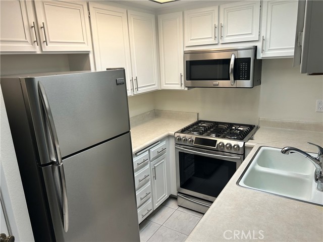 Detail Gallery Image 4 of 10 For 13112 Moorpark #2,  Sherman Oaks,  CA 91423 - 2 Beds | 2/1 Baths