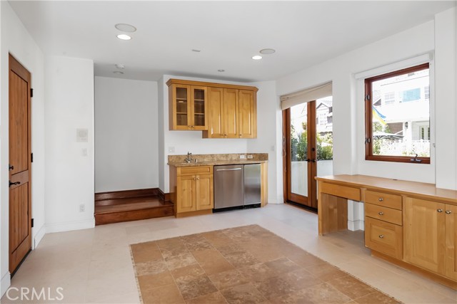 Wet Bar in Beach Room