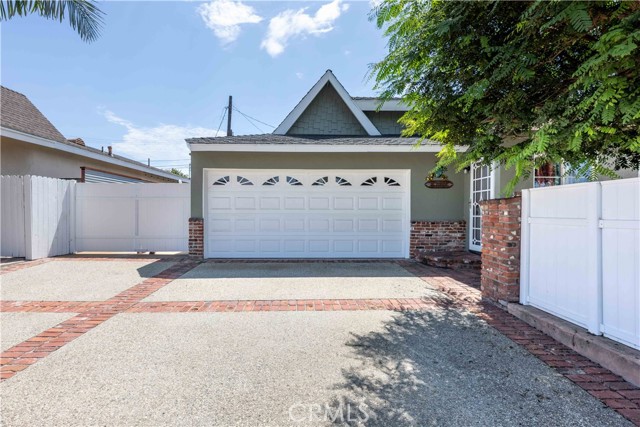21682 Impala Lane, Huntington Beach CA: https://media.crmls.org/medias/1fe532f7-0005-441d-9d21-f9f20d0cd1b9.jpg