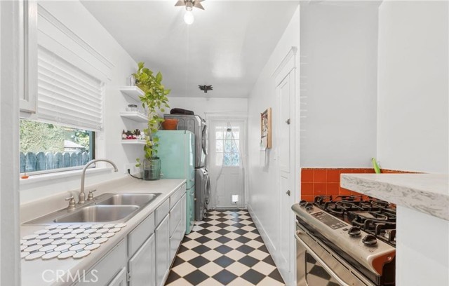 2513 E 11th Street, Long Beach CA: https://media.crmls.org/medias/1fe82518-60e8-4274-bddf-aabd738283dc.jpg
