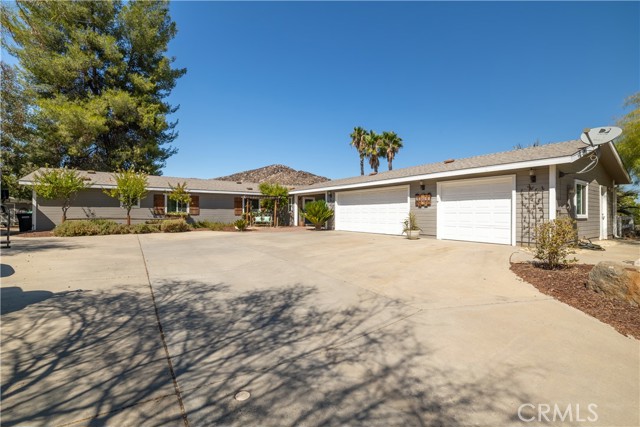 22831 Skylink Drive, Canyon Lake CA: https://media.crmls.org/medias/1fe9fcc3-e542-484f-998b-e099a52603c7.jpg