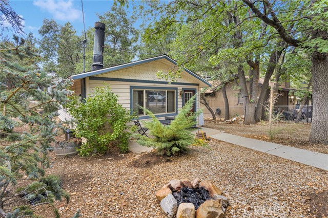 412 San Bernardino Avenue, Sugarloaf CA: https://media.crmls.org/medias/1feb5302-9518-4558-9a22-a73b94116b45.jpg