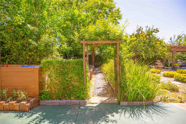 10266 Horsehaven Street, Sun Valley CA: https://media.crmls.org/medias/1fec6570-86db-4a22-bb27-64bb4752476d.jpg