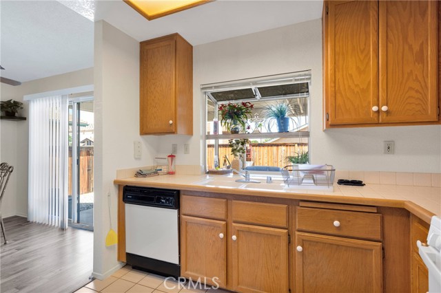 Detail Gallery Image 10 of 33 For 12439 Glennaire Pl, Victorville,  CA 92395 - 2 Beds | 2 Baths