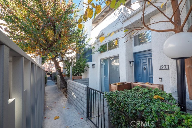 Detail Gallery Image 4 of 39 For 12334 Chandler #C,  Valley Village,  CA 91607 - 2 Beds | 2 Baths