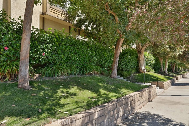 21241 Lassen Street, Chatsworth CA: https://media.crmls.org/medias/1ff4c35b-40ef-4338-8d93-2d7ff3db4a9f.jpg