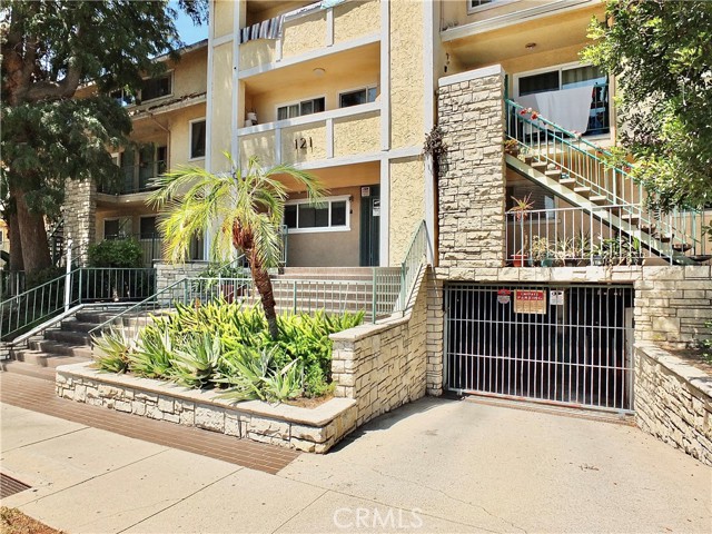121 Sinclair Avenue, Glendale CA: https://media.crmls.org/medias/1ff6538c-79c5-4b65-8e5e-3dc7745ddc3f.jpg
