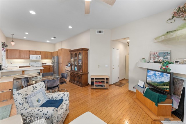 Detail Gallery Image 4 of 23 For 1972 W Blue Violet Ct, Anaheim,  CA 92801 - 2 Beds | 2/1 Baths