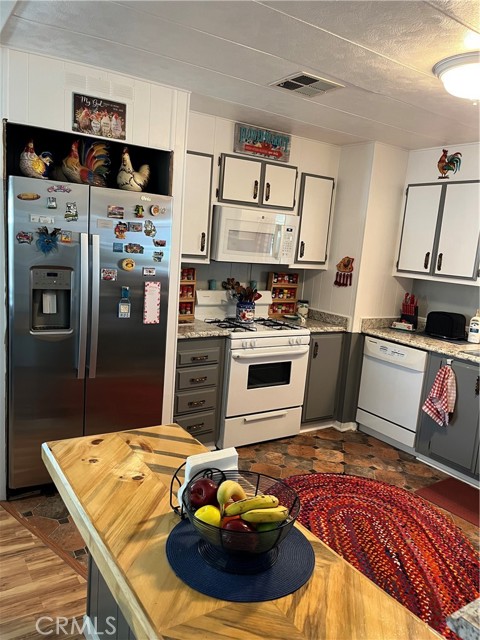 55524 Yucca Trail, Yucca Valley CA: https://media.crmls.org/medias/1ffa38a5-b3e6-4c93-8646-51ef34dbf279.jpg