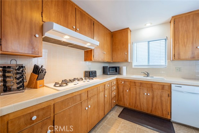 114 1/2 29TH, Newport Beach CA: https://media.crmls.org/medias/20039c38-e479-45d6-94d7-4d3854aa1c04.jpg