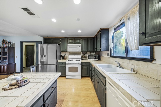 Detail Gallery Image 14 of 40 For 42290 Mayberry Ave, Hemet,  CA 92544 - 4 Beds | 2 Baths