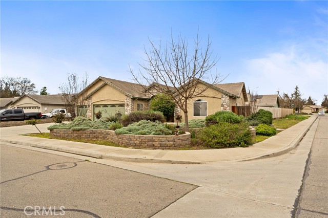 Detail Gallery Image 2 of 31 For 2500 W Perez, Visalia,  CA 93291 - 3 Beds | 2 Baths