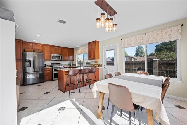 1643 Melody Circle, Corona CA: https://media.crmls.org/medias/2005d088-e45d-441a-8f30-a648eb582bf2.jpg