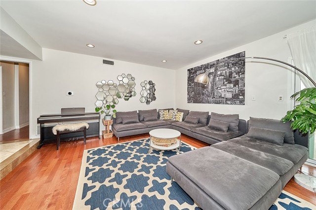 Detail Gallery Image 13 of 22 For 11640 Verada Ave, Granada Hills,  CA 91344 - 4 Beds | 2 Baths