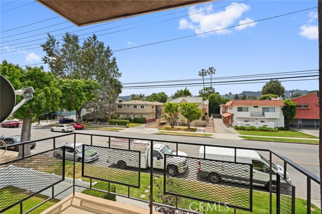 12953 Moorpark Street, Studio City CA: https://media.crmls.org/medias/2009b440-b5b5-4756-8468-124254a95f06.jpg
