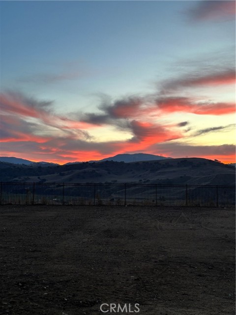 208 Luna Way, Hollister CA: https://media.crmls.org/medias/200b412d-a647-4e01-bea9-f6de87450410.jpg