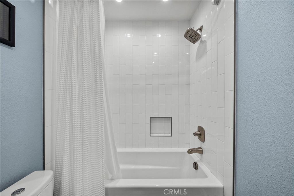 https://media.crmls.org/medias/200d5ffe-7f8d-4b94-8e80-c9deabd06398.jpg?preset=X-Large