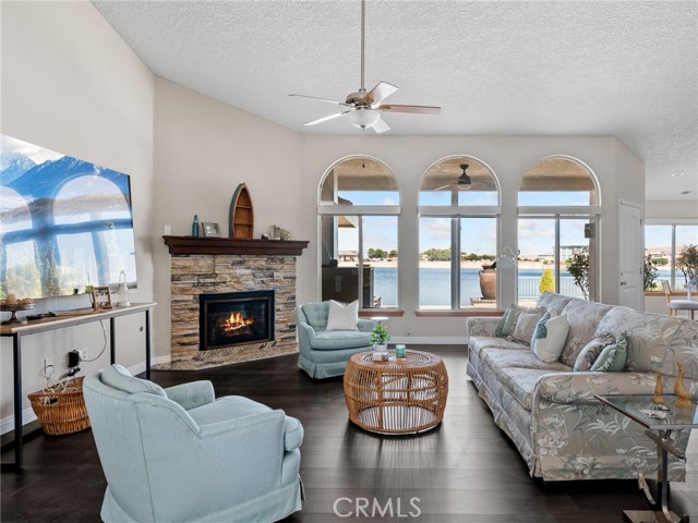 14526 Galleon Lane, Helendale CA: https://media.crmls.org/medias/2013feec-ab3b-418f-a06b-37e7f3b948c9.jpg