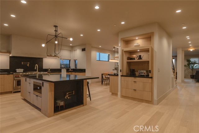 Detail Gallery Image 14 of 57 For 2212 Cliff Dr, Newport Beach,  CA 92663 - 5 Beds | 5/1 Baths