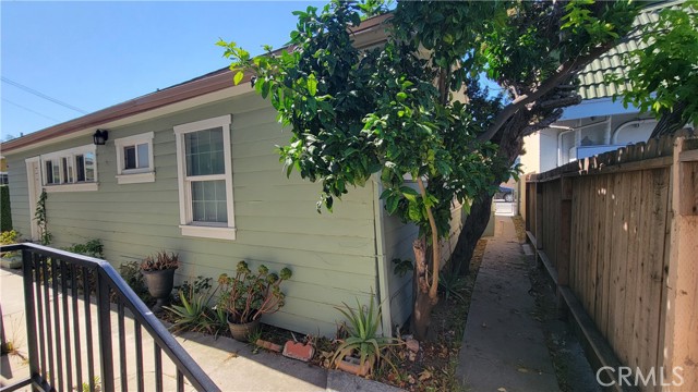 2415 E 7th Street, Long Beach CA: https://media.crmls.org/medias/2015a4a6-51bf-4889-94ff-15cf28e66aef.jpg