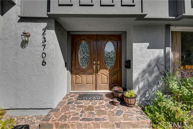 Detail Gallery Image 2 of 40 For 23706 Mill Valley Rd, Valencia,  CA 91355 - 5 Beds | 2/1 Baths