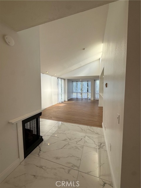 Detail Gallery Image 2 of 9 For 575 Esplanade #303,  Redondo Beach,  CA 90277 - 2 Beds | 2 Baths