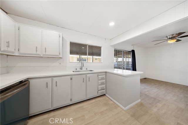 1895 W Devonshire Avenue, Hemet CA: https://media.crmls.org/medias/2016db42-7667-4592-b57f-61201ea27d10.jpg