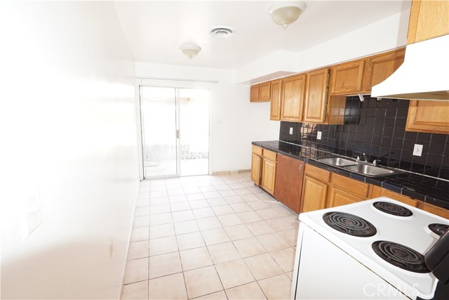 1108 Monterey Street, Bakersfield CA: https://media.crmls.org/medias/2016dc92-7c47-4f57-81fc-ff74c4322afe.jpg