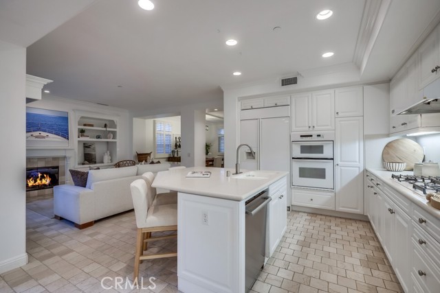 2569 Bungalow Place, Corona del Mar CA: https://media.crmls.org/medias/20196eb3-90a4-489a-8016-d3a0e3456ebc.jpg