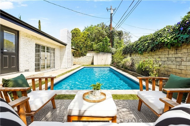 18324 Sylvan Street, Tarzana CA: https://media.crmls.org/medias/201b59be-d598-4f3e-b735-8de4ebb13a6e.jpg