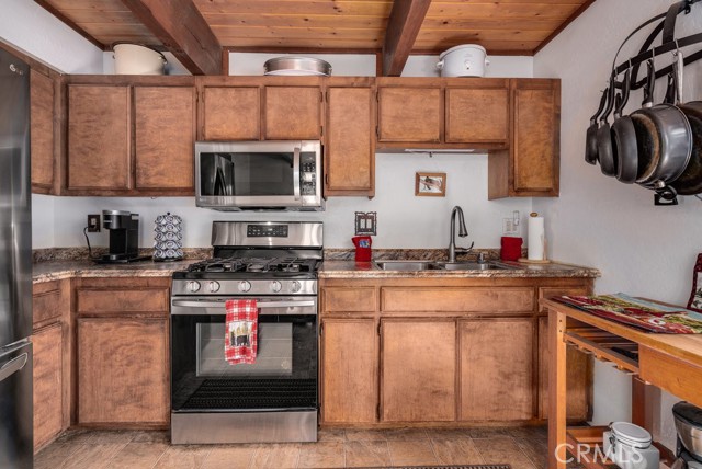 Detail Gallery Image 12 of 32 For 320 Hilltop Ln, Big Bear City,  CA 92314 - 2 Beds | 2 Baths