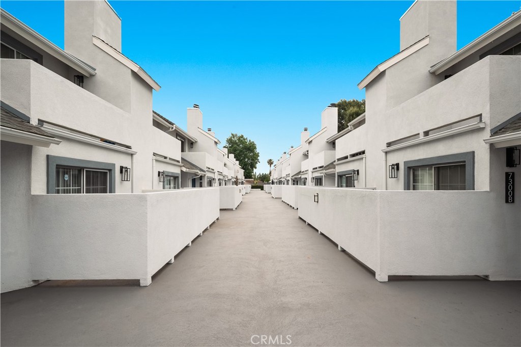 https://media.crmls.org/medias/201cfb2c-5f20-4b2d-a4bb-17f5a43fd3c4.jpg?preset=X-Large