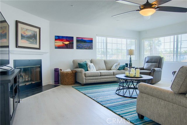 Detail Gallery Image 8 of 34 For 308 13th St, Seal Beach,  CA 90740 - 6 Beds | 4 Baths