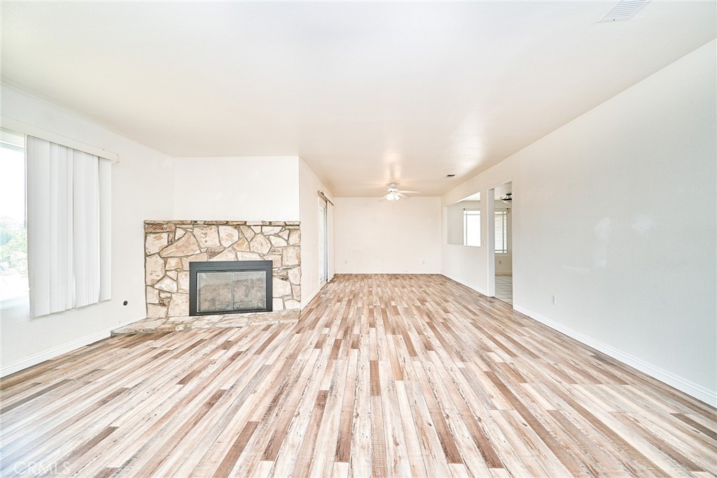https://media.crmls.org/medias/2022ffdc-1c87-45b5-9e03-c2c2daab9cdd.jpg?preset=X-Large