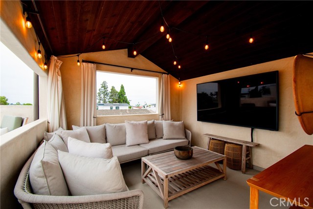 613 Larkspur Avenue, Corona del Mar CA: https://media.crmls.org/medias/2023af1e-033d-497f-b07e-a84f1b867229.jpg