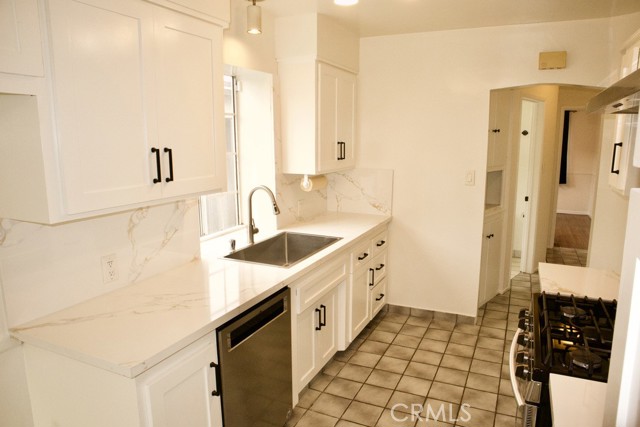 Detail Gallery Image 11 of 23 For 422 Avenue E, Redondo Beach,  CA 90277 - 4 Beds | 2 Baths