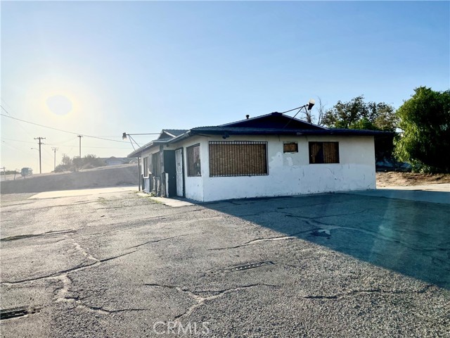 Detail Gallery Image 4 of 7 For 15720 Mojave Dr, Victorville,  CA 92394 - 4 Beds | 2 Baths