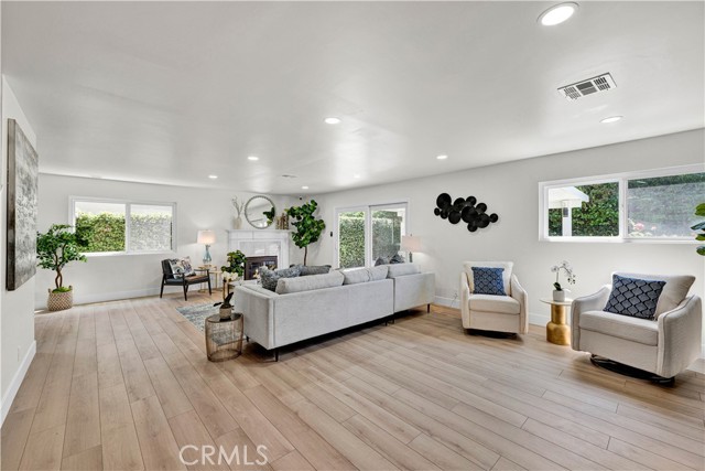 16761 Montclair Lane, Huntington Beach CA: https://media.crmls.org/medias/202a782c-ba2e-44d1-8618-ad5ffee5e460.jpg
