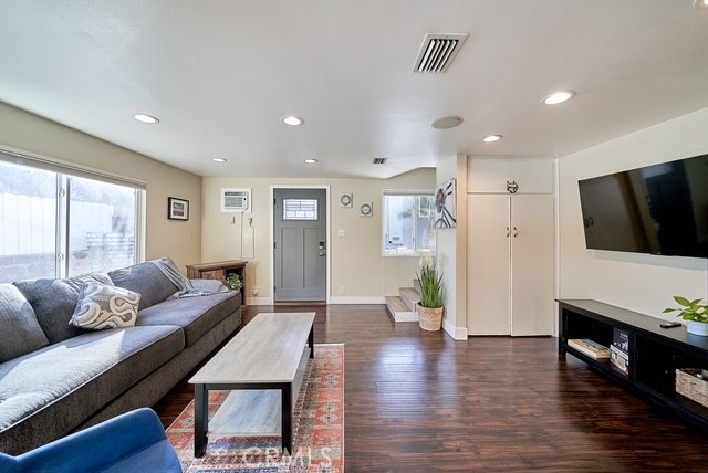 4117 E Theresa Street, Long Beach CA: https://media.crmls.org/medias/202b9757-8e83-42cd-8522-5821d704fb2a.jpg