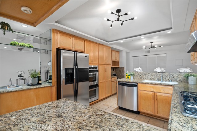 Detail Gallery Image 14 of 50 For 11687 Bellagio #12,  Los Angeles,  CA 90049 - 2 Beds | 2/1 Baths