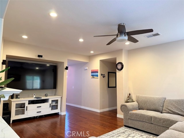 Detail Gallery Image 6 of 25 For 19718 May Way, Canyon Country,  CA 91351 - 4 Beds | 3 Baths