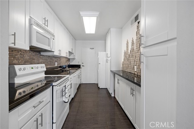 14506 Benefit Street, Sherman Oaks CA: https://media.crmls.org/medias/202debba-1551-4164-8f65-c2aa4d132e74.jpg
