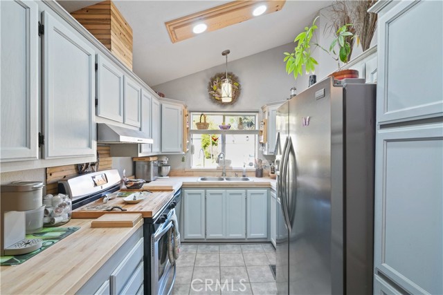 Detail Gallery Image 4 of 30 For 20060 Shadow Island Dr, Canyon Country,  CA 91351 - 2 Beds | 2 Baths