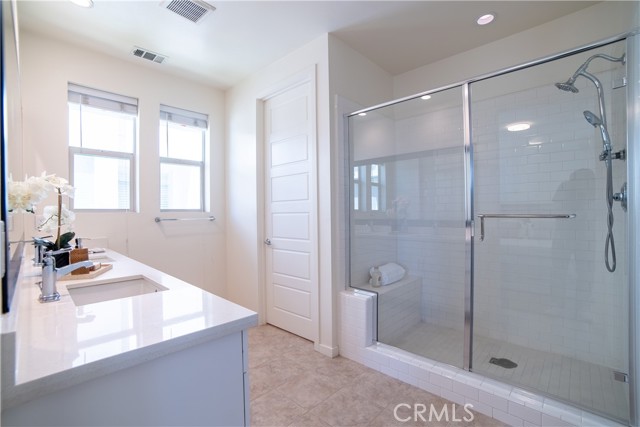 Detail Gallery Image 9 of 13 For 19513 Herringbone Dr, Northridge,  CA 91324 - 3 Beds | 2/1 Baths