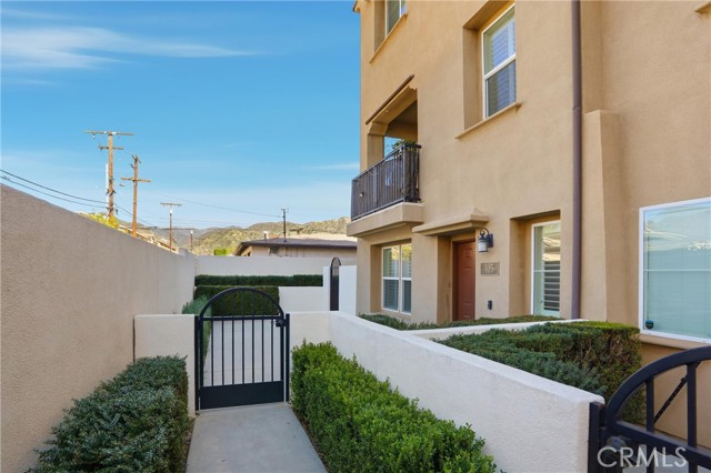 Detail Gallery Image 4 of 34 For 811 N Dalton Ave #105,  Azusa,  CA 91702 - 4 Beds | 3/1 Baths