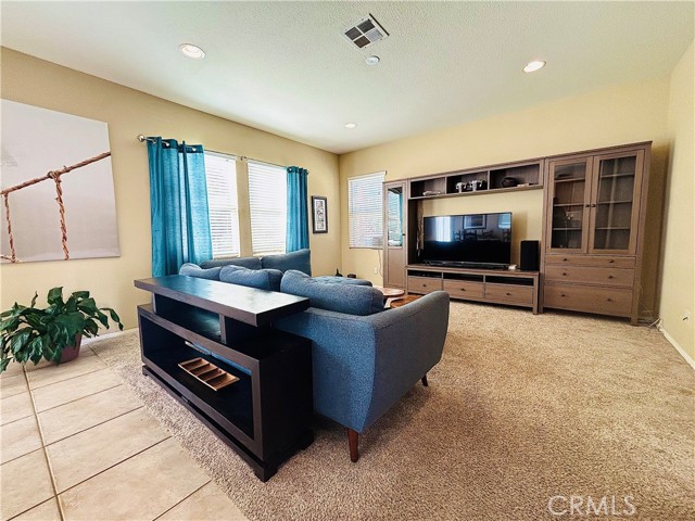 Detail Gallery Image 6 of 28 For 28238 Alton Way, Castaic,  CA 91384 - 4 Beds | 2/1 Baths